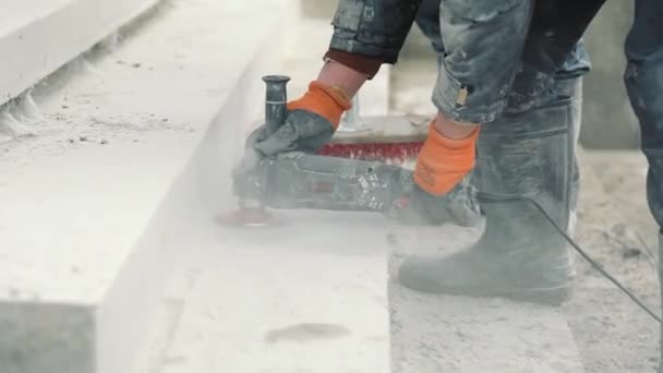Stavební inženýr, který s pomocí nástrojů brousí povrch betonového schodiště. Stavební práce. — Stock video