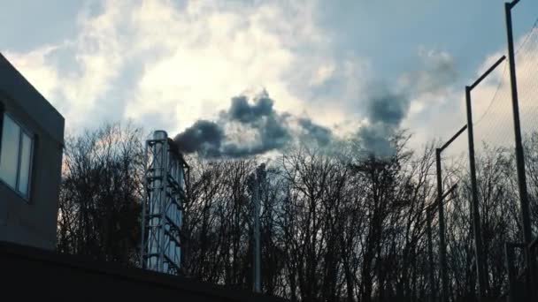 Atmospheric polluting industry. Black smoke coming out of the chimney. Air emissions that change ecology and climate change. — Stok video