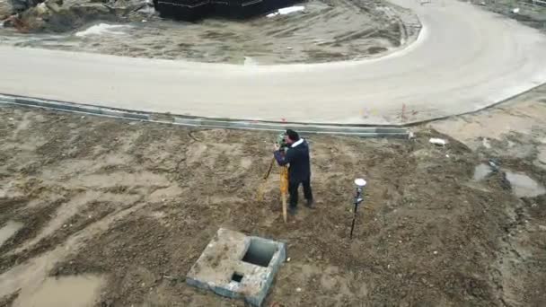 Aerial view Surveyors measuring the ground level to create a landscape of newly created construction and roads. — Vídeo de stock