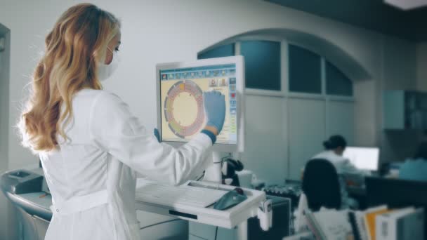 Ukrajina. Lvove. 05.04.2021 Ženská vědkyně zkontroluje studii o moderním biochemickém analyzátoru krve v laboratoři. Práce v laboratoři. — Stock video