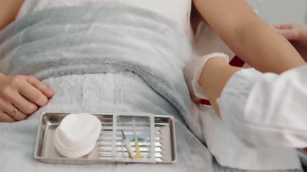 Darování krve v nemocnici. Detailní záběr zdravotní sestry tahá za ruku s škrtidlem, aby se krev nemocné osoby. — Stock video