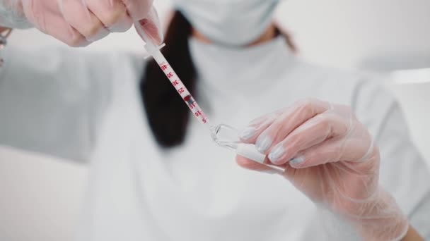 Hemşire şırıngaya aşı enjekte ediyor.. — Stok video