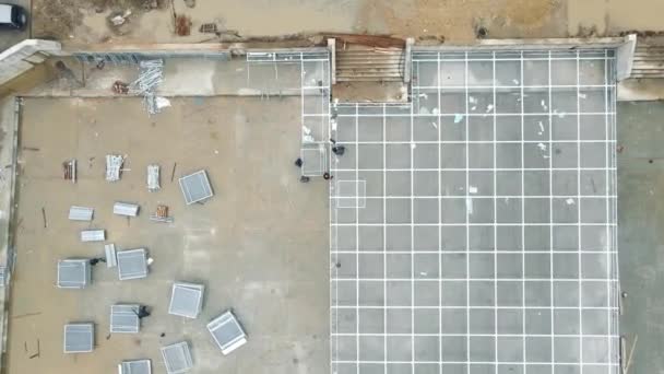 Konstruktion von Metallkonstruktionen. Eine Gruppe von Bauarbeitern fertigt ein Metallgerüst am Grund eines abgesenkten Sees. — Stockvideo