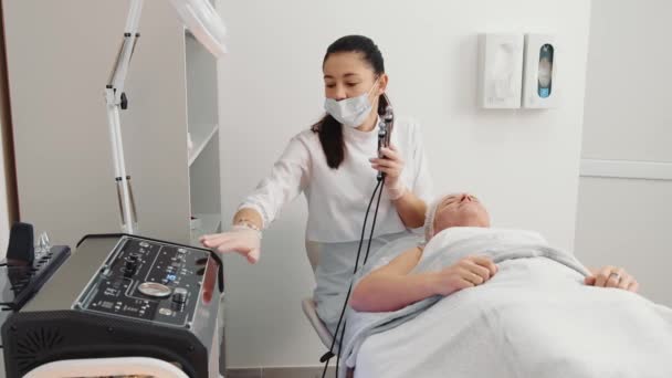 美容师开始在美容院进行微电流疗法 医生用湿布擦拭电极 图库视频影像 C Lodtrk Gmail Com