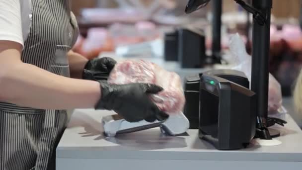 Кассир сканирует товары на кассе супермаркета. Сканирование штрих-кода товара в супермаркете. — стоковое видео