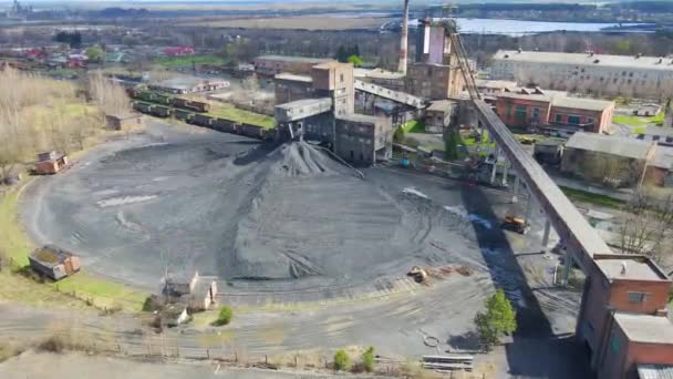 Letecký let nad uhelným dolem. Opuštěný důl a hora uhlí. — Stock video
