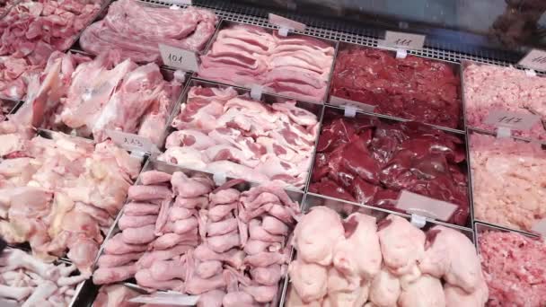 Hühner- und Schweinefleisch auf der Markttheke. Fleischprodukte im Marktfenster. — Stockvideo