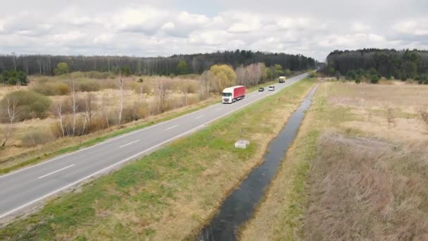 공중에서 보면 트럭 이 길을 달리고 있다. 트럭으로 물건을 배달하는 모습. — 비디오