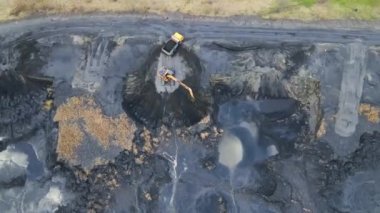 En üstteki hava manzarası arabayı kömürle dolduruyor. Arabaya yüklenen siyah kömür..