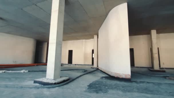 Intérieur d'une pièce en construction. Panorama de la salle en construction. Fenêtres panoramiques sur le chantier. — Video