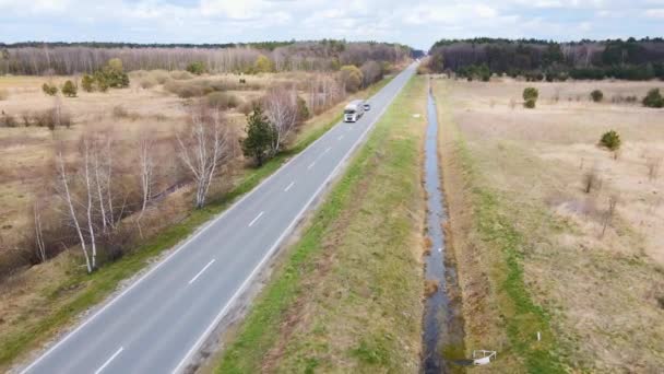 Widok z lotu ptaka Ciężarówka dostawcza poruszająca się po drodze. Dostawa towarów ciężarówką. — Wideo stockowe