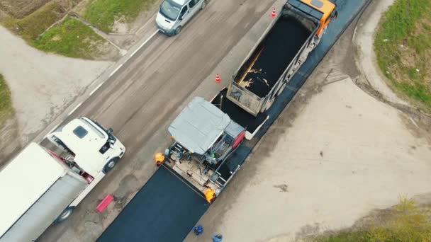 空中景观公路服务铺设沥青路面.工人们测量道路的宽度.道路的沥青路面 — 图库视频影像