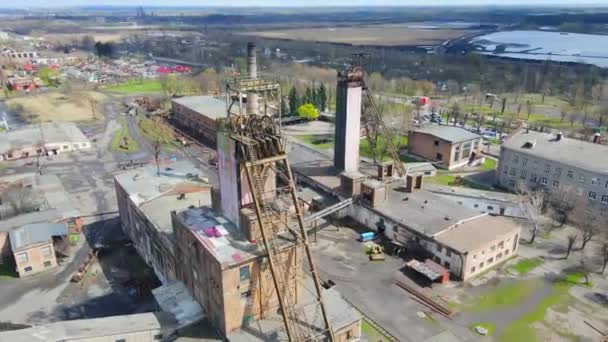 Luftaufnahme Großes industrielles Kohlebergwerk. Metallkonstruktionen und verlassene Räumlichkeiten der alten Fabrik. — Stockvideo