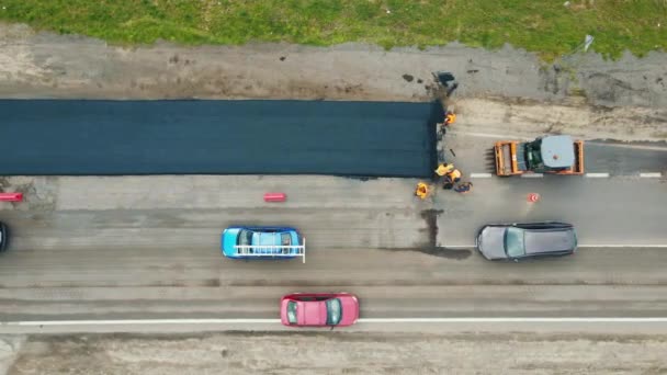 Aerial view Layanan Jalan meletakkan aspal di jalan. Pekerja mengukur lebar jalan. Mengepung jalan — Stok Video