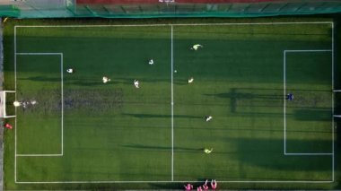 Bir futbol maçının başlangıcı ve gol atmak. Bir futbol topunun havadaki görüntüsü yukarıdakiyle eşleşiyor.
