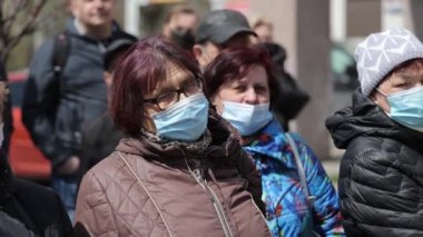 Ukrayna Lviv. 01.05.2021 Koruyucu tıbbi maskeli yaşlılar grubu sokakta.