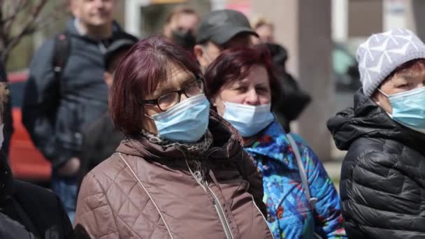 Ucrania Lviv. 01.05.2021 Grupo de personas mayores con máscaras médicas protectoras en la calle. — Vídeos de Stock