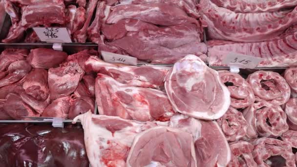 Süpermarket tezgahında et. Kıyma ve domuz eti metal kaplarda seriliydi. Et satışı. — Stok video