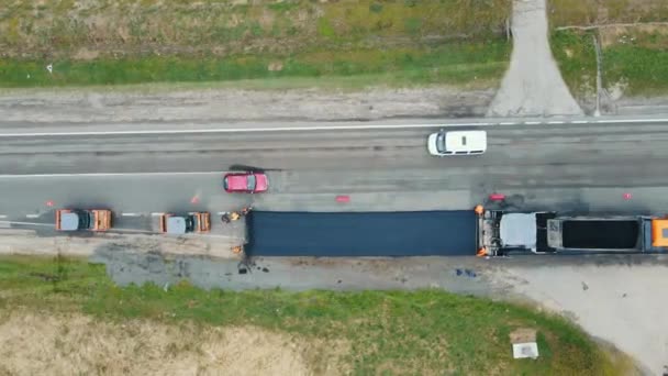 Vista aérea Serviço rodoviário coloca asfalto na estrada. Os trabalhadores medem a largura da estrada. Asfalto da estrada — Vídeo de Stock