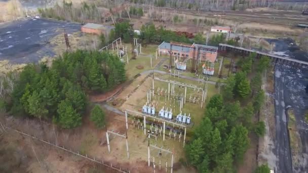 Luchtfoto elektrisch substation. Onderstation voor hoogspanningstransformatoren en hoogspanningsverdeelleiding. — Stockvideo