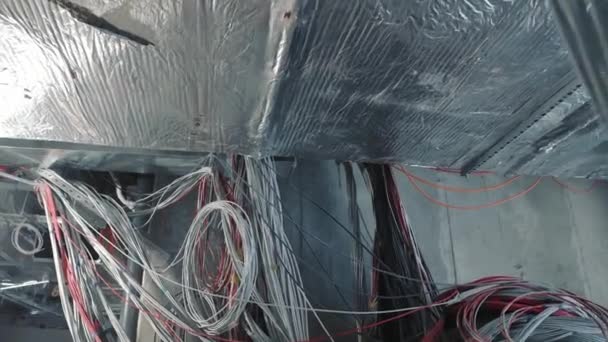 Kaotikusan elhelyezett hálózati kábelek a ház alagsorában. Internetkábel lefektetése. — Stock videók