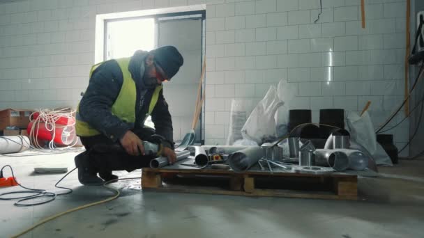 Un dipendente taglia un tubo di ferro con un coltello bulgaro. — Video Stock