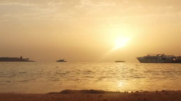 Maravilloso amanecer naranja sobre el mar y la bahía de yates — Vídeos de Stock
