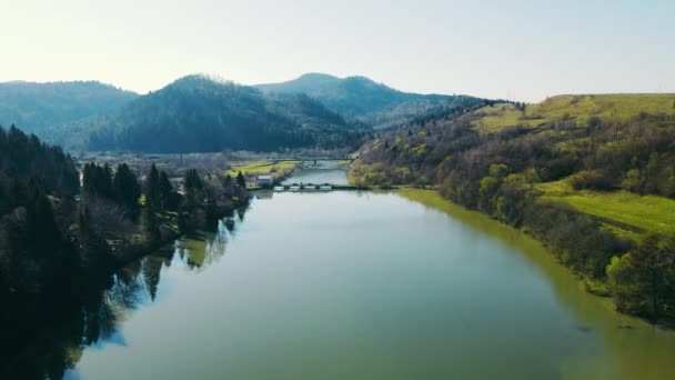 Lac fabuleux dans les montagnes. Survolez un beau paysage avec le soleil du matin. Zone touristique. Vue Aérienne — Video