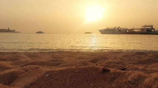 Maravilloso amanecer naranja sobre el mar y la bahía de yates — Vídeos de Stock