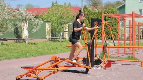Woman playing sports on the street. Running on a treadmill simulator. Running on a sunny day. outdoor sport. — Stock Video