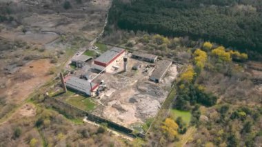 Doğada büyük bir üretim alanı. Yeşil alanların ortasındaki endüstriyel fabrikanın panoramik görüntüsü. Hava görünümü.