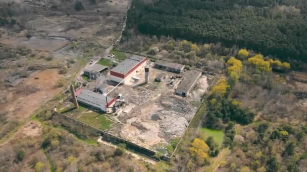 Enorme territorio di produzione in natura. Vista panoramica di un impianto industriale immerso nel verde. Vista aerea. — Video Stock