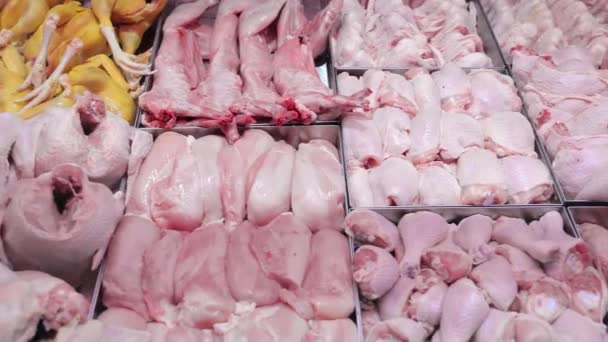 Κοτόπουλο και χοιρινό στον πάγκο της αγοράς. Προϊόντα κρέατος στο παράθυρο της αγοράς. — Αρχείο Βίντεο