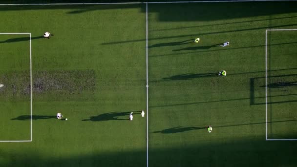 Vista aerea dall'alto all'inizio di una partita di calcio. I calciatori giocano la palla tra le squadre e iniziano a giocare a calcio. — Video Stock