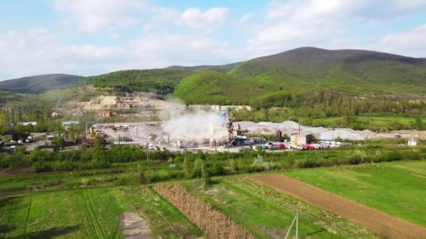 Widok z lotu ptaka Duży kruszarka kamienia i gruzu. Ekstrakcja kamienia i kruszenie kamienia o różnej frakcji. Przemysł kamieniołomów — Wideo stockowe