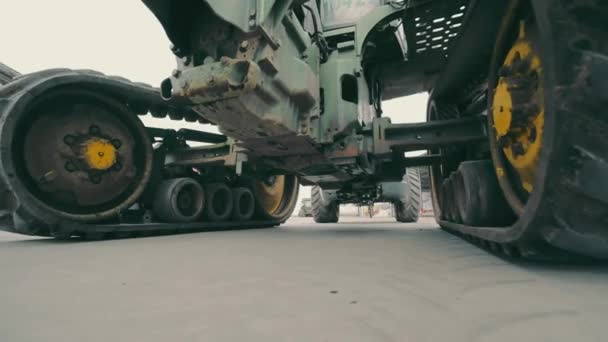 Tractorwielen en transmissie. Zicht op de trekker van onderaf. Reparatie van grote dimensionale apparatuur. — Stockvideo