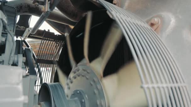 Arrancar un motor de combustión interna refrigerado por aire. Funcionamiento del ventilador de refrigeración del motor de grandes equipos dimensionales. — Vídeo de stock