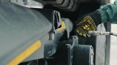 Tarım şirketinin bir çalışanı büyük ekipman satın aldı.