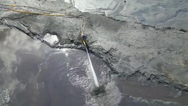 工人用一条大河把土壤冲走了.用高压水冲洗土壤.压力下的水从软管中流出.冲积废水残留物. — 图库视频影像