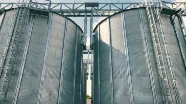 Soya fasulyesi ve buğday tanelerini işlemek ve depolamak için tanklar. Toplama, işleme ve depolama asansörü