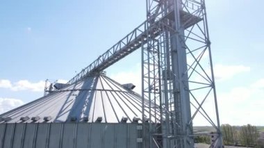 Soya fasulyesi ve buğday tanelerini işlemek ve depolamak için tanklar. Toplama, işleme ve depolama asansörü