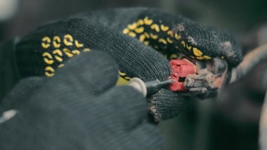 Bir elektrikçi elektrik bağlantılarını kontrol etmek için testçi kullanır. Elektrik bağlantıları kontrol ediliyor.