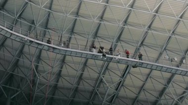 Ukrayna. Lviv. 01.07.2021. Stadyumun çatısından atlayan bir kadın. İp atlama. Bir kadın iple atlıyor..