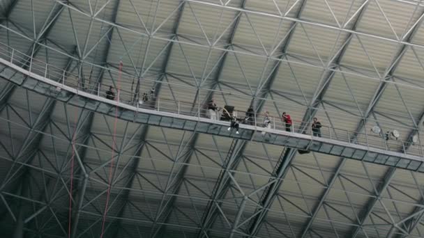 Ukrajina. Lvove. 01.07.2021. Ženy skákající ze střechy stadionu. Skákání po laně. Žena skočí s provazem svázaným. — Stock video