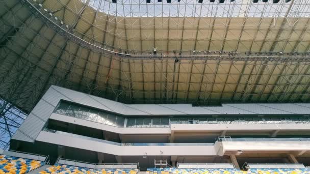 Un hombre saltando desde el techo del estadio. Salto de cuerda. Un hombre salta con una cuerda atada. — Vídeos de Stock