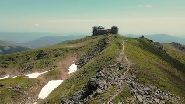 Observatorium på toppen av berget Pip Ivan. Flyg över observatoriet på sommaren. — Stockvideo