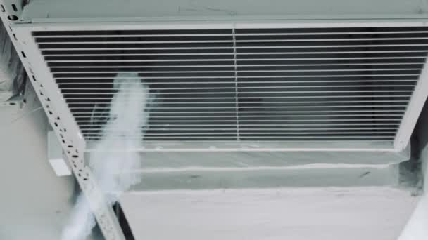 Comprobar los conductos de ventilación con una máquina de humo. El bombero comprueba el proyecto de ventilación. — Vídeos de Stock