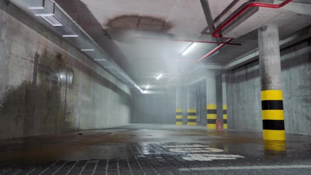 Spegnimento automatico degli incendi con acqua nel parcheggio sotterraneo. Parcheggio estinzione incendi d'acqua. — Video Stock