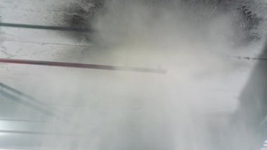 Otomatik yangın söndürme sistemi yeraltı otoparkında. Su hortumdan akıyor. Yaklaş..