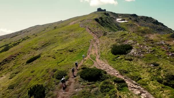 Vista aérea de los turistas subiendo a la cima de la montaña en la que se encuentran el observatorio y el punto de observación. Viaje a la cima de la montaña. — Vídeo de stock